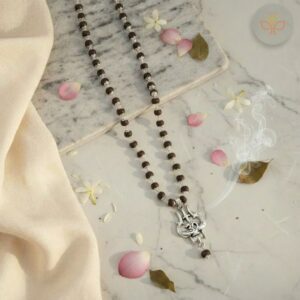 The OM Shiva Trishool Karungali Mala is a powerful spiritual rosary made from pure Karungali (Black Ebony) beads, combined with the sacred symbols of OM, Shiva, and Trishool. Karungali is known in ancient texts for attracting protection, strength, stability, and divine energy.
This mala enhances spiritual growth, shields against negativity, and connects the wearer deeply with Lord Shiva’s cosmic energy.
Perfect for meditation, japa, healing practices, and daily spiritual protection.
Key Features
Made from 100% natural Karungali / Black Ebony wood
Powerful combination of OM, Shiva, and Trishool symbols
Strong elastic thread for daily wear
Smooth, hand-polished beads
Lightweight, comfortable & energy-enhancing
Suitable for men & women
Ideal for meditation, chanting & protection
Spiritual Benefits
Protects from negative energies and evil influences
Strengthens inner confidence & mental stability
Enhances concentration and meditation power
Attracts divine blessings of Lord Shiva
Balances mind, body, and spiritual aura
Helps in healing emotional stress & anxiety
Brings peace, grounding, and spiritual clarity
Who Should Wear This Mala?
Shiva devotees
People seeking protection from negativity
Individuals suffering from stress and overthinking
Those who meditate or practice yoga
Anyone wanting spiritual growth and energy balance
🔱 How to Use / Puja Vidhi (English)
Purify the mala with Ganga Jal or incense smoke.
Hold it in your right hand and chant:
“Om Namah Shivaya”
Wear it daily or keep it on your altar for divine energy.
Use it for meditation, japa, or spiritual healing.